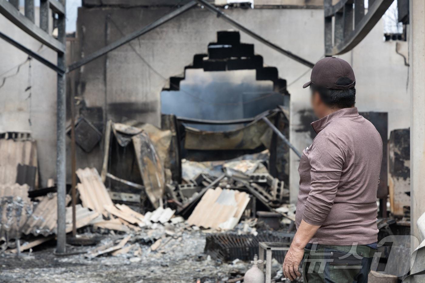 전국 곳곳에 산불이 이어지고 있는 27일 경북 의성군 동변1리마을 인근에서 산불로 전소된 사과 창고를 바라보고 있다. 2025.3.27/뉴스1 ⓒ News1 이재명 기자