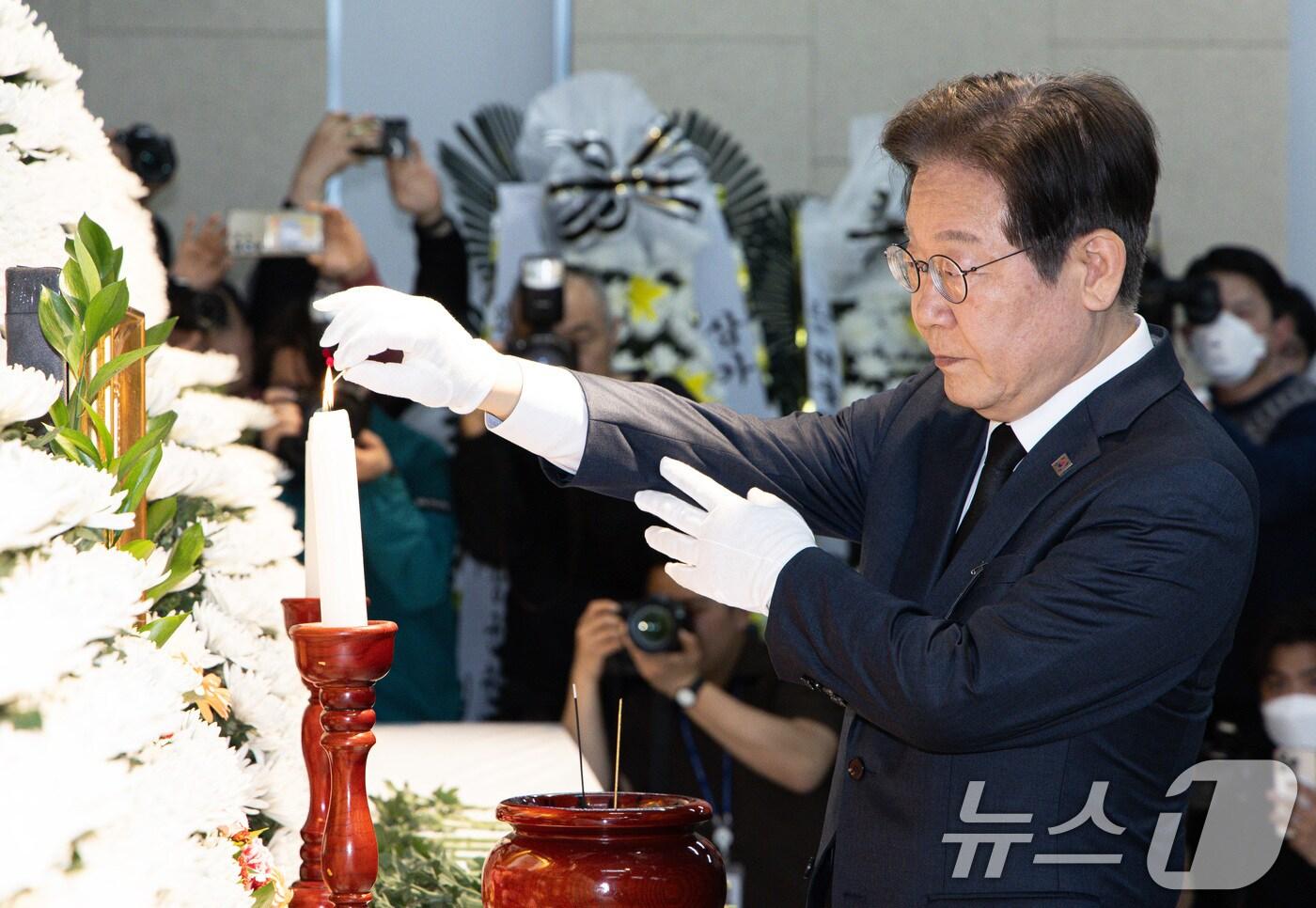 이재명 더불어민주당 대표가 27일 오후 경북 의성군 의성군청소년문화의집 다목적강당에 마련된 '의성 산불 진화헬기 추락'으로 순직한 고 박현우 기장의 빈소를 찾아 분향하고 있다. 2025.3.27/뉴스1 ⓒ News1 이재명 기자