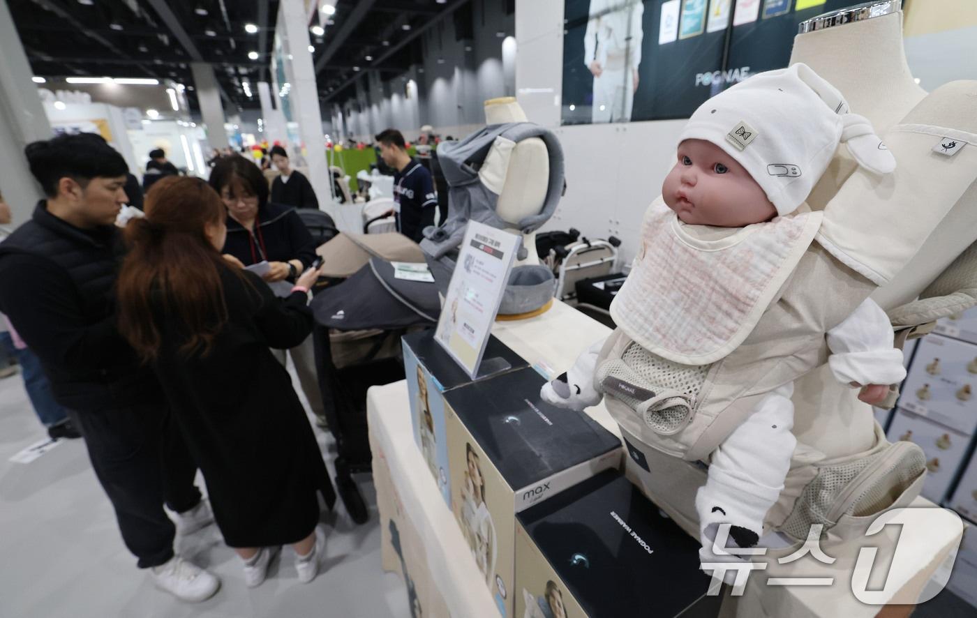 27일 서울 강서구 코엑스 마곡에서 열린 마이비 마곡 베이비페어&유아교육전을 찾은 관람객들이 육아용품을 살펴보고 있다. 2025.3.27/뉴스1 ⓒ News1 박세연 기자