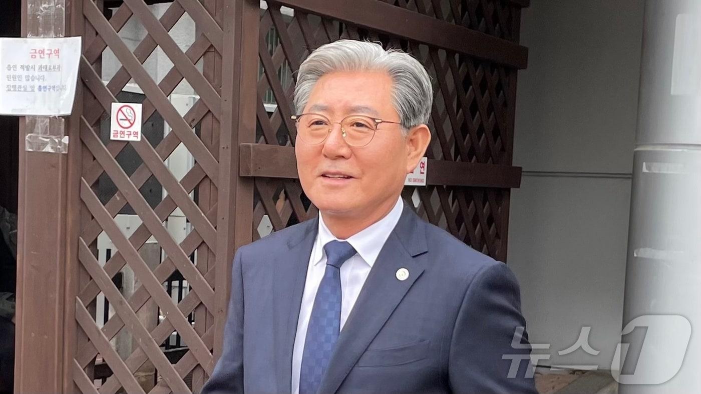 오태완 경남 의령군수가 27일 경남 창원시 창원지방법원 마산지원에서 열린 무고 혐의 재판을 마치고 법정을 나서고 있다./뉴스1 강정태 기자