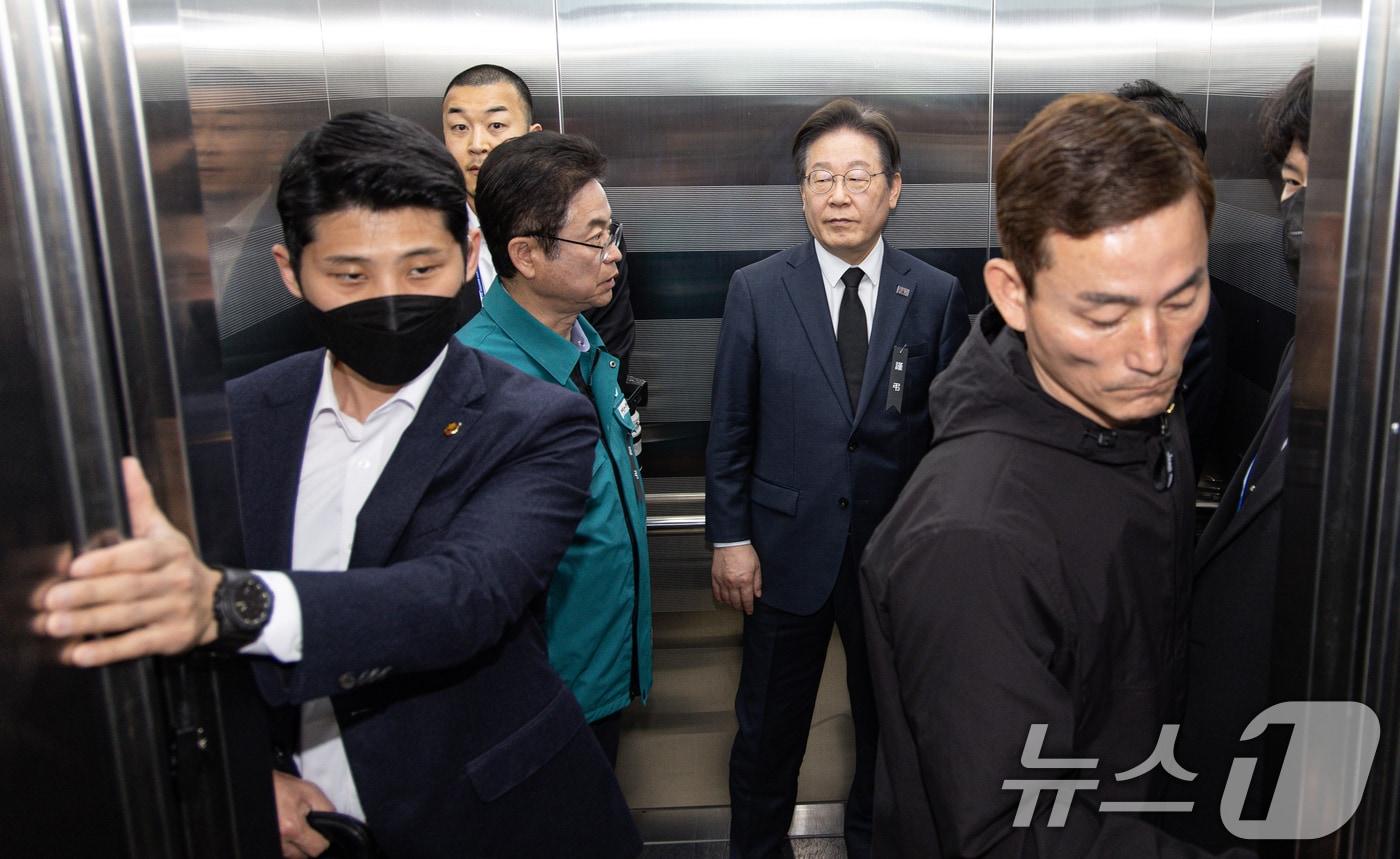 이재명 더불어민주당 대표가 27일 오후 경북 의성군 의성군청소년문화의집 다목적강당에 마련된 '의성 산불 진화헬기 추락'으로 순직한 고 박현우 기장의 빈소를 찾아 조문을 마친 후 이철우 경북지사와 엘리베이터에 탑승해 있다. 2025.3.27/뉴스1 ⓒ News1 이재명 기자