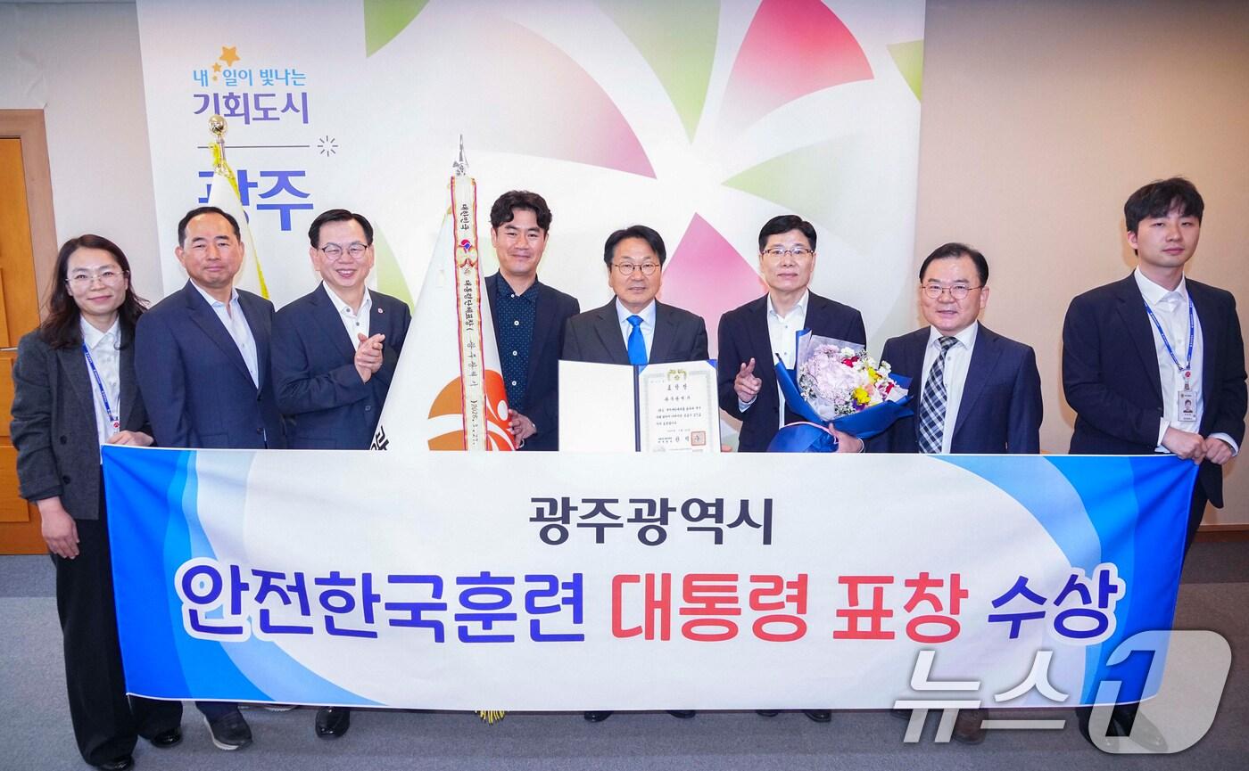 강기정 광주시장이 27일 시청 접견실에서 '2024 재난대응 안전한국훈련' 평가에서 전국 시·도 중 1위를 차지, 대통령 기관표창을 수상한 배복환 시민안전실장 등 직원들과 기념촬영을 하고 있다.(광주시 제공. 재판매 및 DB 금지) 