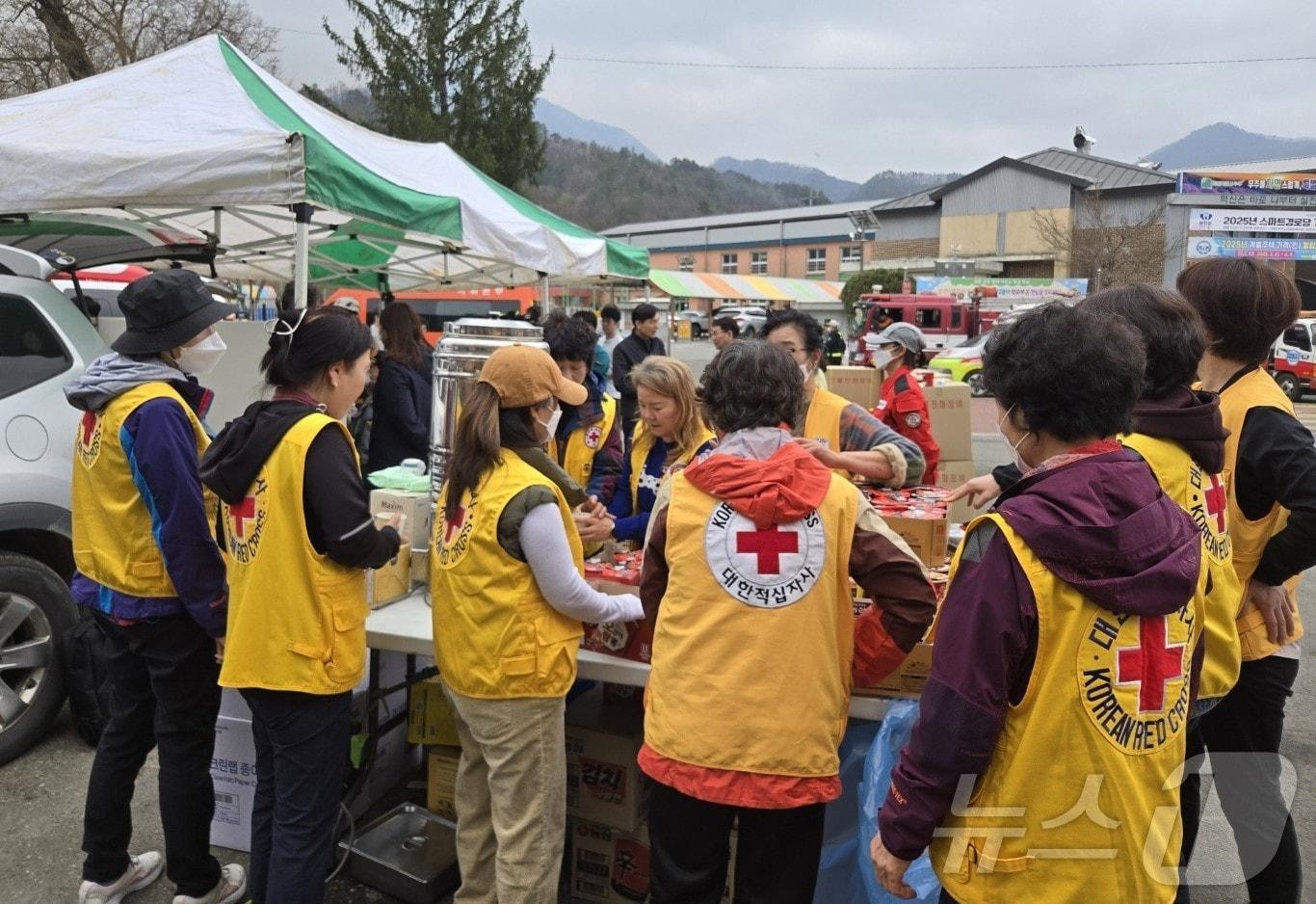 본문 이미지 - 전북자치도 무주군 부남면 산불 피해 현장에서 대한적십자사 전북지사 회원들이 이재민 구호활동에 나서고 있다.(전북지사 제공. 재판매 및 DB금지)