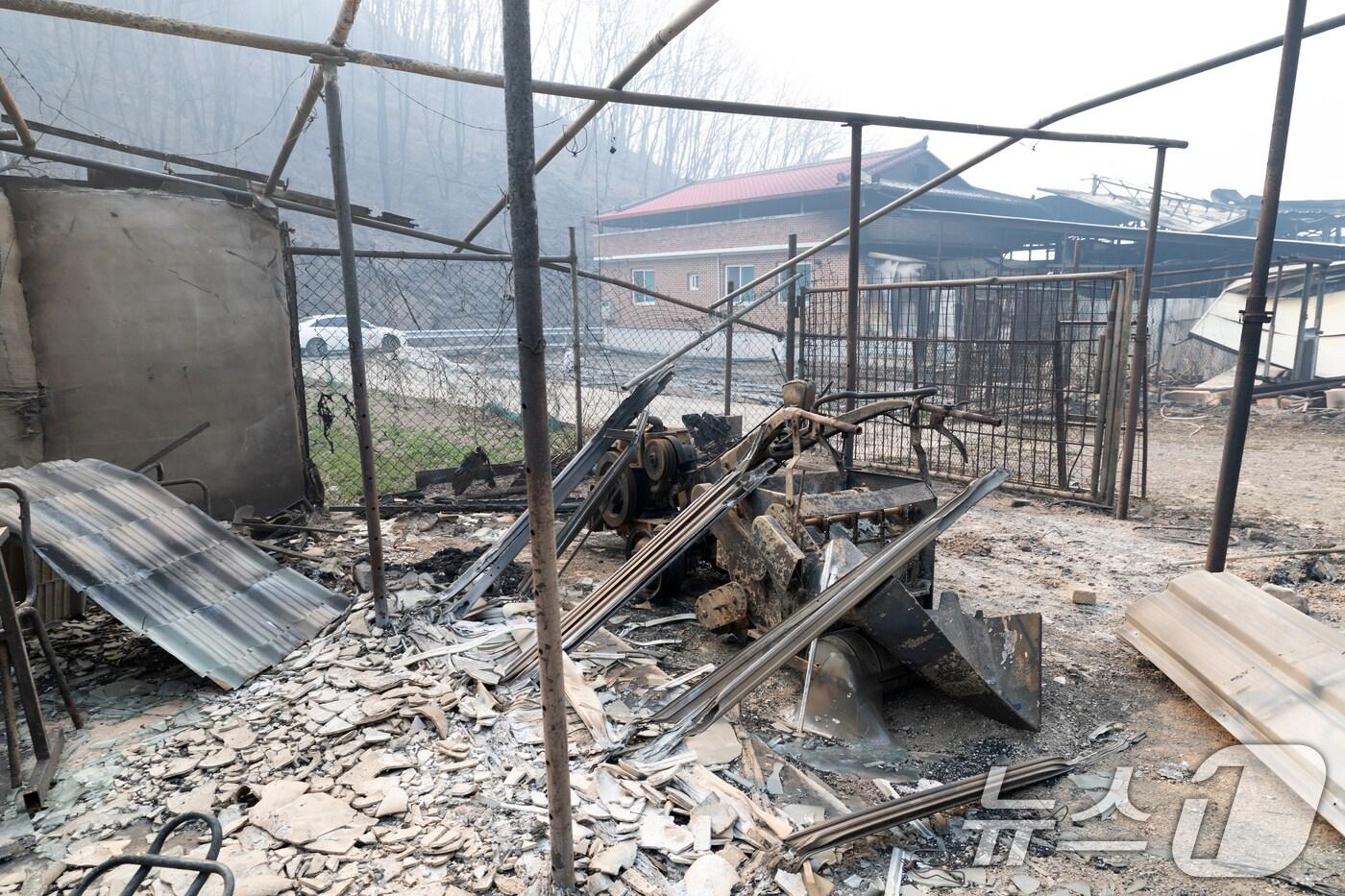 산불이 이어지고 있는 27일 경북 의성군 관덕리 마을에 화마의 흔적이 보이고 있다. 2025.3.27/뉴스1 ⓒ News1 이승배 기자