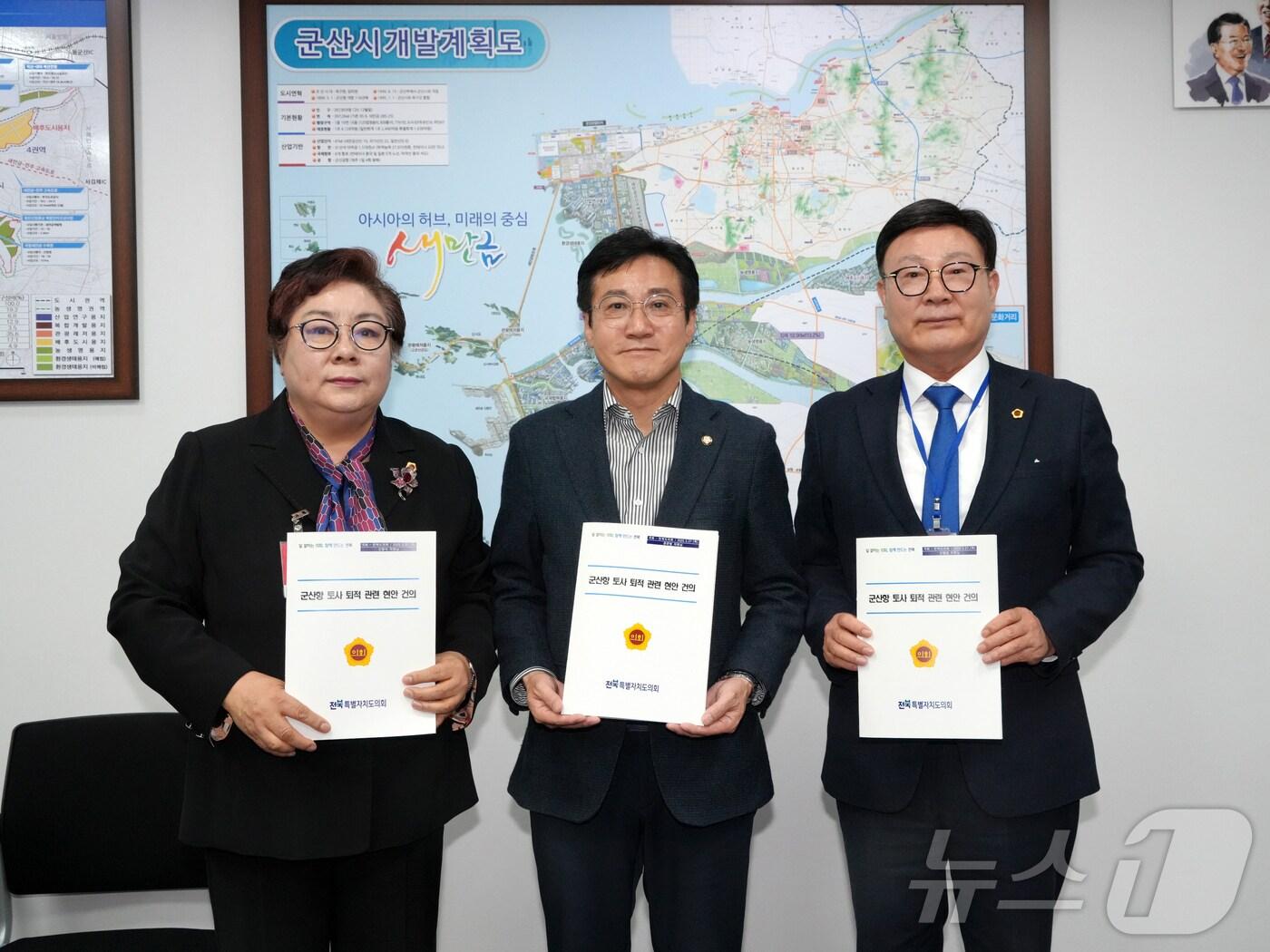 본문 이미지 - 27일 문승우 전북자치도의장(오른쪽)이 신영대 국회의원(가운데)을 만나 군산항 관련 현안의 조속한 해결을 요청했다.(의회제공. 재판매 및 DB금지)2025.3.27/뉴스1