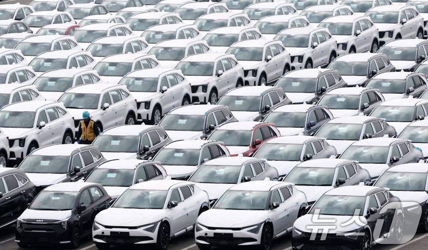 27일 경기도 평택시 포승읍 평택항 자동차전용부두에 수출용 차량들이 세워져 있다. 도널드 트럼프 미국 대통령은 26일(현지시간) 철강·알루미늄에 이어 미국에 수입되는 외국산 자동차에 대해 오는 4월 3일부터 25%의 관세를 부과하겠다고 공식 발표했다. 자동차가 대미 수출 품목 1위인 한국으로선 큰 타격이 예상된다. 2025.3.27/뉴스1 ⓒ News1 오대일 기자