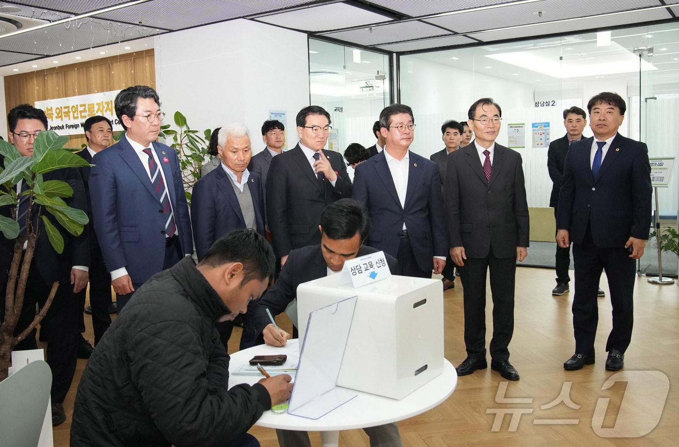 27일 전북자치도의회 기획행정위원회가 전북국제협력진흥원을 방문해 주요 추진 실적을 청취하고 있다.&#40;의회제공. 재판매 및 DB금지&#41;2025.3.27/뉴스1