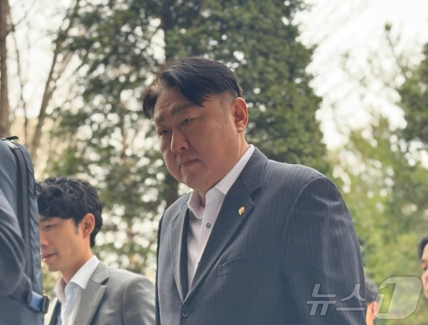 본문 이미지 - 특정범죄 가중처벌 등에 관한 법률상 뇌물 혐의를 받는 국민의힘 출신 신충식(무소속·서구4)이 27일 오후 2시 10분쯤 인천시 미추홀구 인천지법 영장심사장에 구속 전 피의자 심문(영장실질심사)를 받기 위해 모습을 드러냈다.2025.3.27/뉴스1 ⓒ News1 박소영 기자