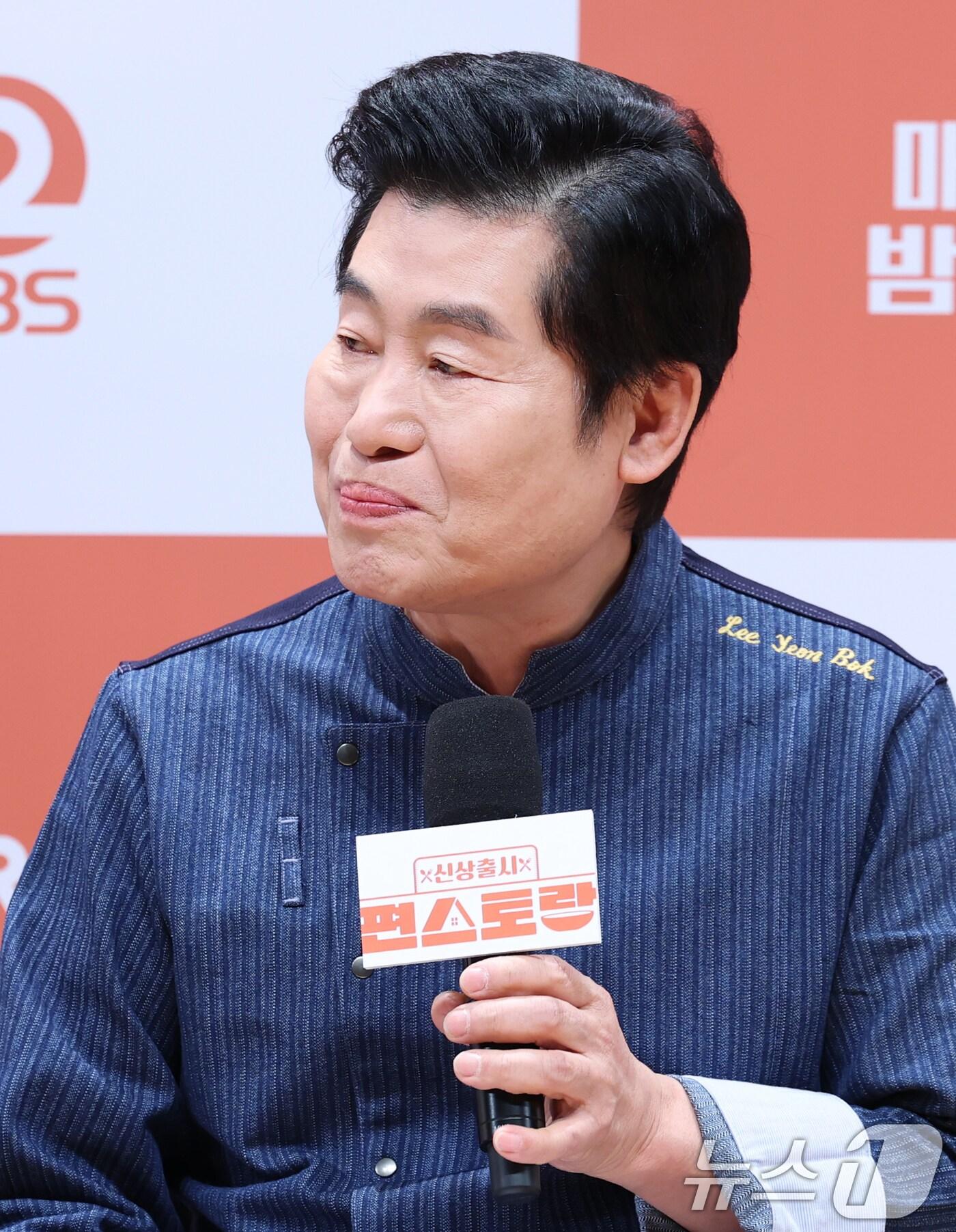 본문 이미지 - 이연복 셰프가 27일 서울 영등포구 KBS에서 열린 KBS 2TV ‘신상출시 편스토랑’ 기자간담회에서 제작진들과 출연진을 대표해 울산·경북·경남 지역 산불 피해자들에게 위로의 말을 전하고 있다. ‘신상출시 편스토랑’은 미식가 스타들의 ‘먹고 사는 일상’을 관찰하고 그들의 레시피를 함께 공유하는 프로그램이다. 2025.3.27/뉴스1 ⓒ News1 권현진 기자