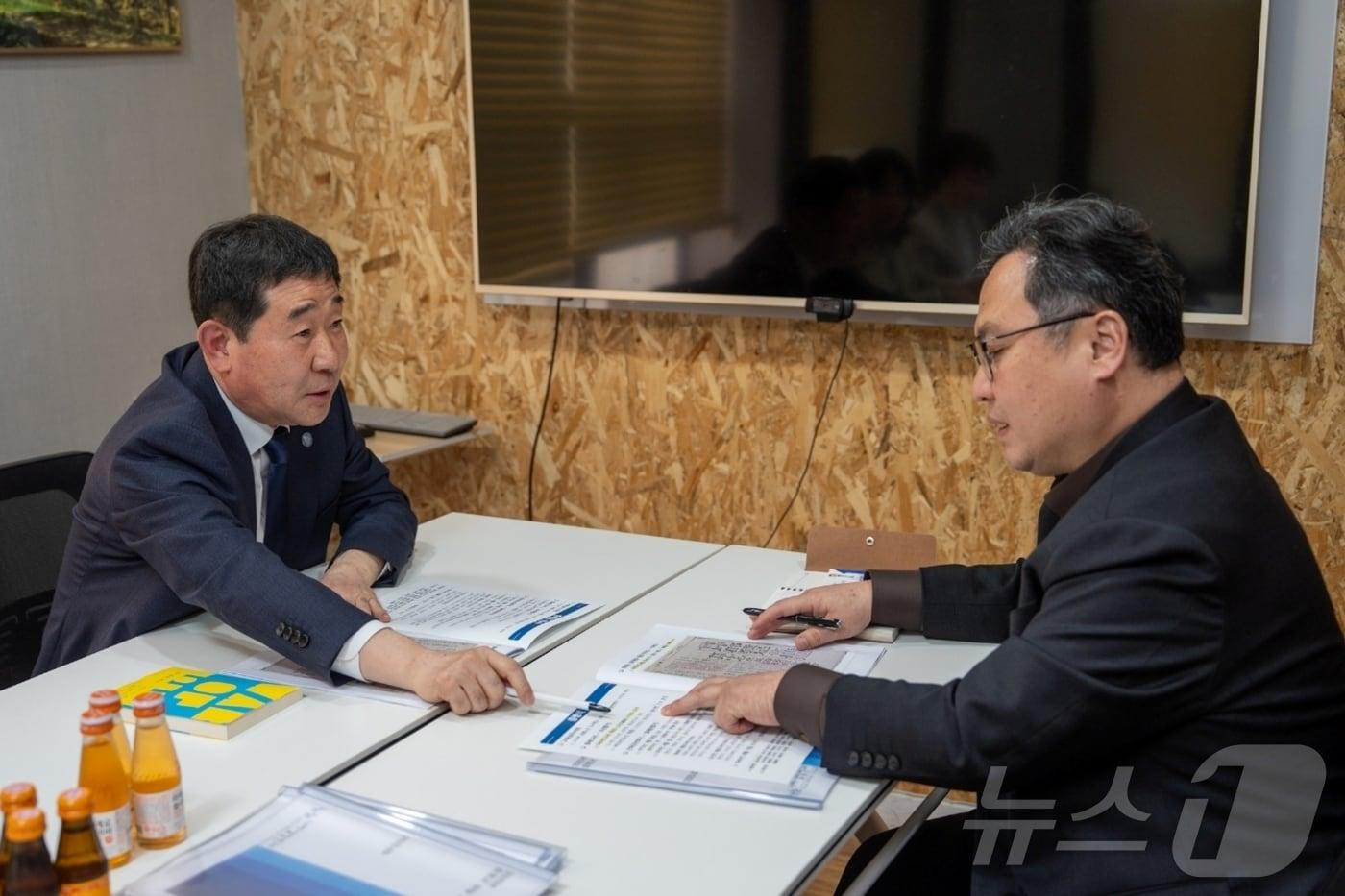 이재영 충북 증평군수가 27일 나라살림연구소를 찾아 정창수 소장에게 증평군 재정 규모 확대 방안을 논의하고 있다.(증평군 제공, 재판매 및 DB금지)/뉴스1
