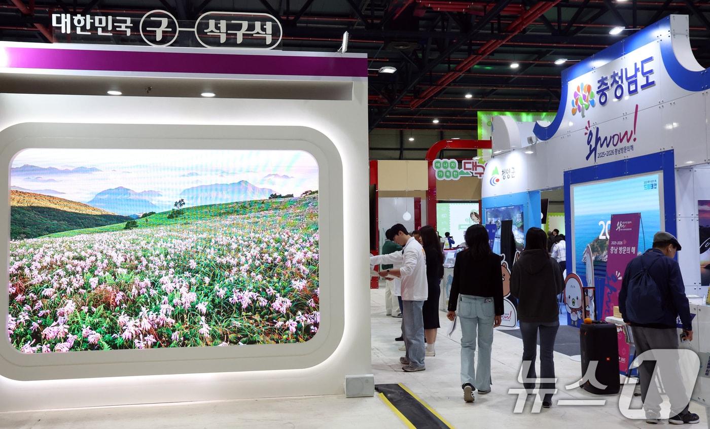본문 이미지 - 서울 강남구 세택(SETEC)에서 열린 '2025 내 나라 여행박람회'에서 관람객들이 여행정보를 얻고 있다..2025.3.27 ⓒ 뉴스1 김명섭 기자
