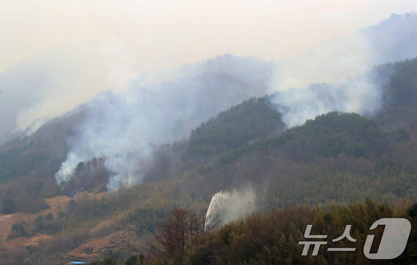 경남 산청·하동 산불 일주일째인 27일 오후 주민들이 지리산과 인접한 산청군 시천면 동당마을에서 소방당국이 산불 확산 차단을 위해 물을 뿌리고 있다. 2025.3.27/뉴스1 ⓒ News1 윤일지 기자