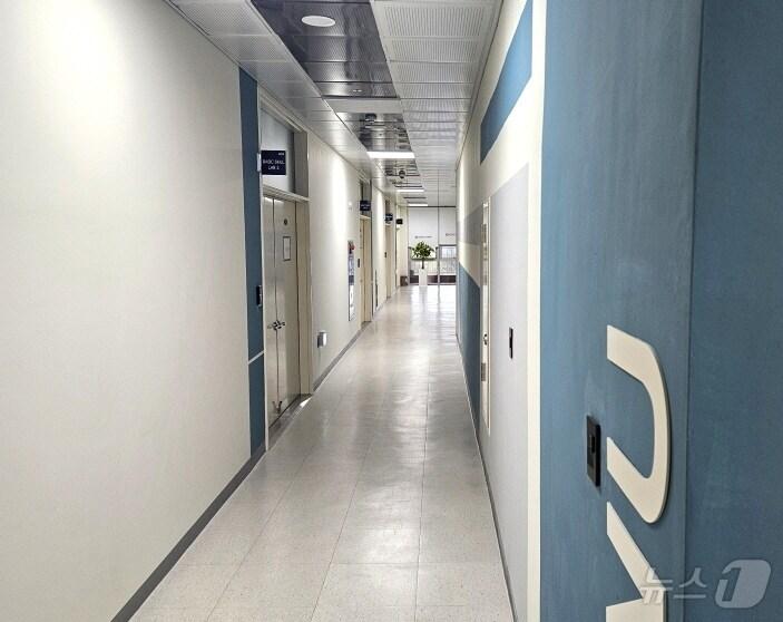 본문 이미지 - 대면수업으로 전환한 27일 오전 찾은 전북대학교 의과대학 4호관 복도에 적막감이 흐르고 잇다.2025.3.27/뉴스1 신준수 기