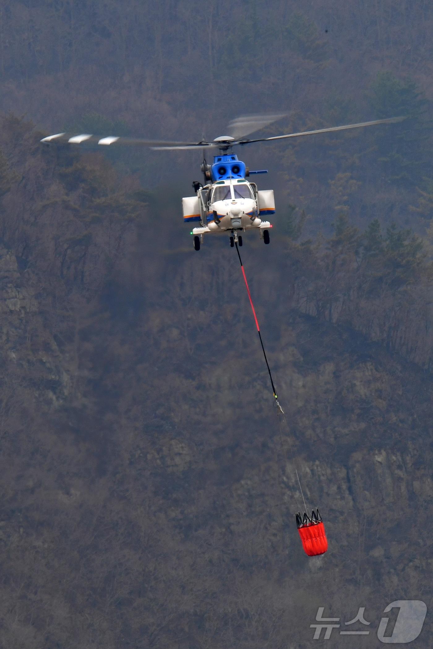 본문 이미지 - 27일 경찰청 소속 수리온 헬기가 경북 영덕군으로 확산돤 산불 진화에 나서고 있다.   