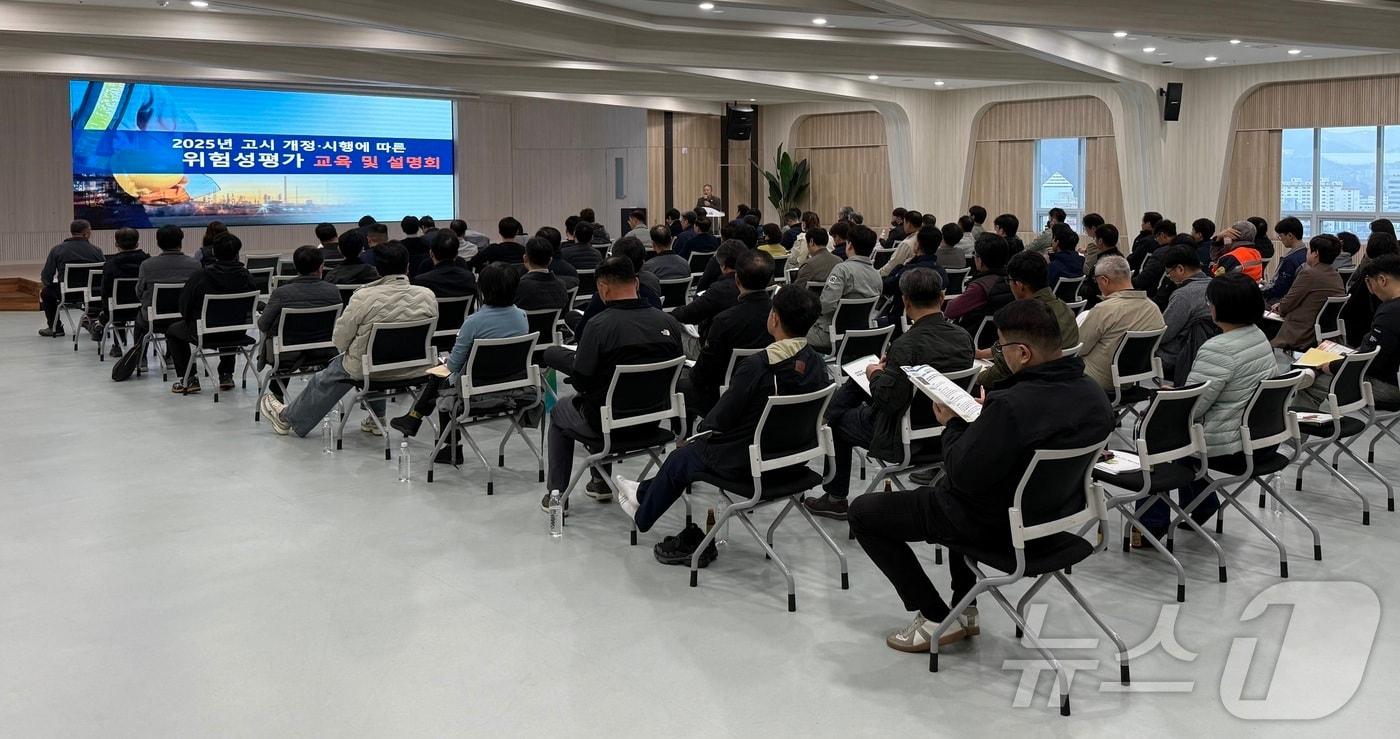 고용노동부 태백지청과 안전보건공단 강원동부지사는 27일 ‘2025년 주요 산업안전 보건정책 안내와 위험성 평가 교육 및 설명회’를 실시했다.