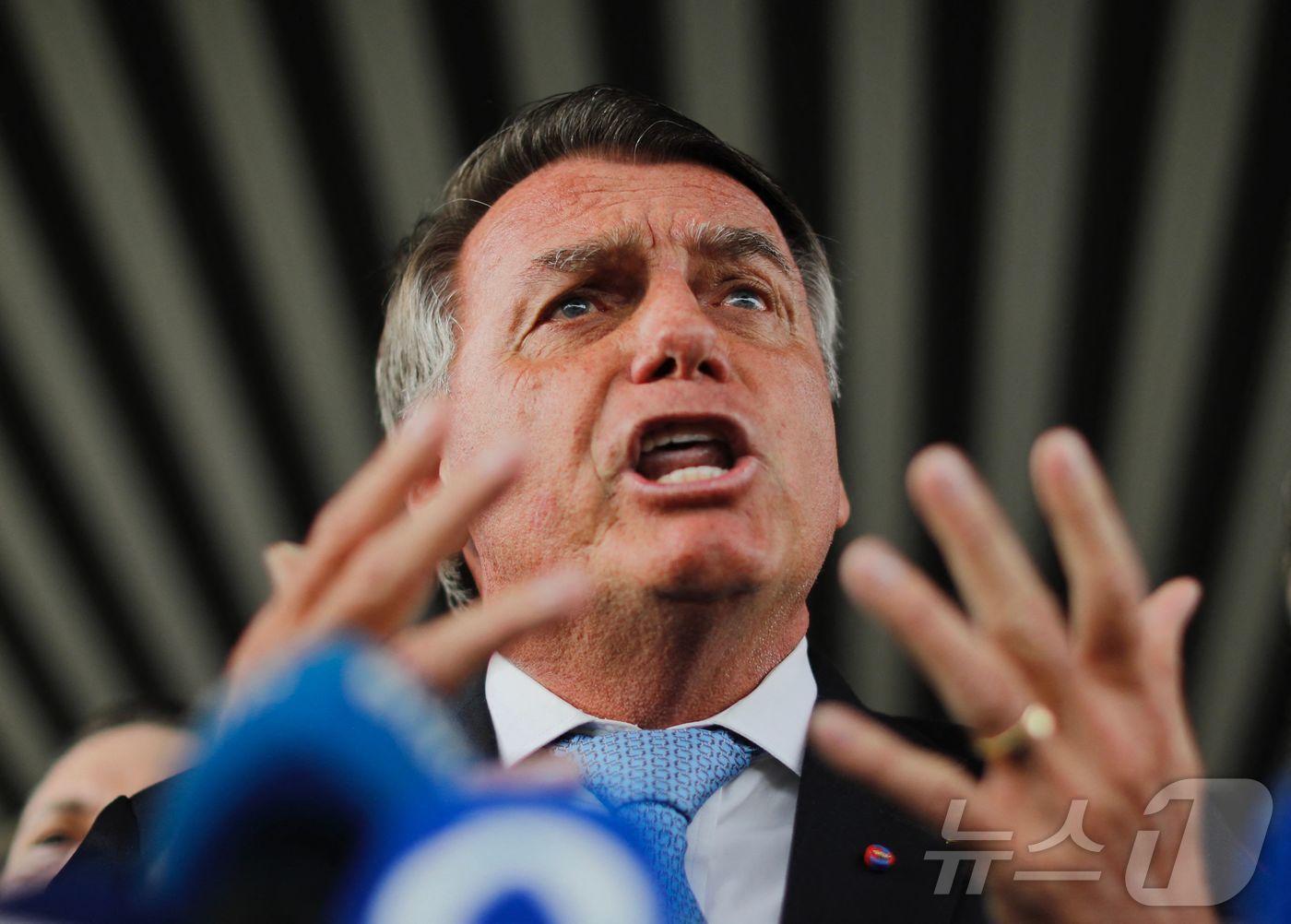 본문 이미지 - 자이르 보우소나루 전 브라질 대통령이 26일(현지시간) 브라질리아의 상원 빌딩을 나온 후 지지자들에게 연설하고 있다. 2025.03.26. ⓒ AFP=뉴스1