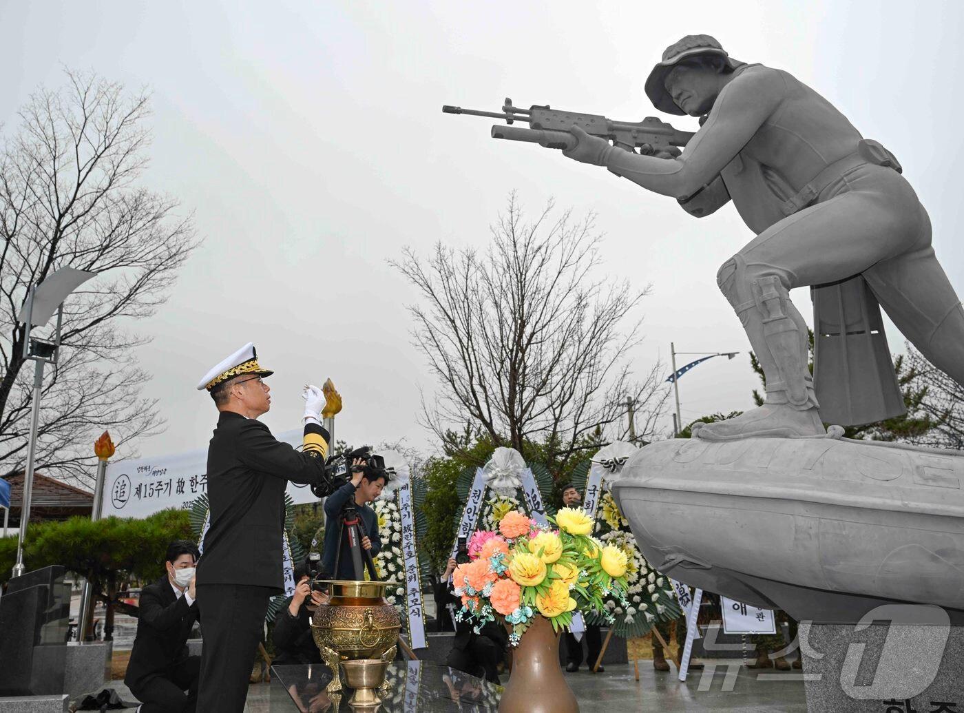 본문 이미지 - 지난달 27일 경남 창원시 진해루 해변공원에서 열린 고&#40;故&#41; 한주호 준위 15주기 추모식에서 강정호&#40;중장&#41; 교육사령관이 분향을 하고 있다. 고 한주호 준위는 북한의 기습적인 어뢰공격으로 인해 침몰한 천안함의 실종 장병 탐색구조작전 중 전사했다. &#40;해군제공, 재판매 및 DB 금지&#41; 2025.3.27/뉴스1