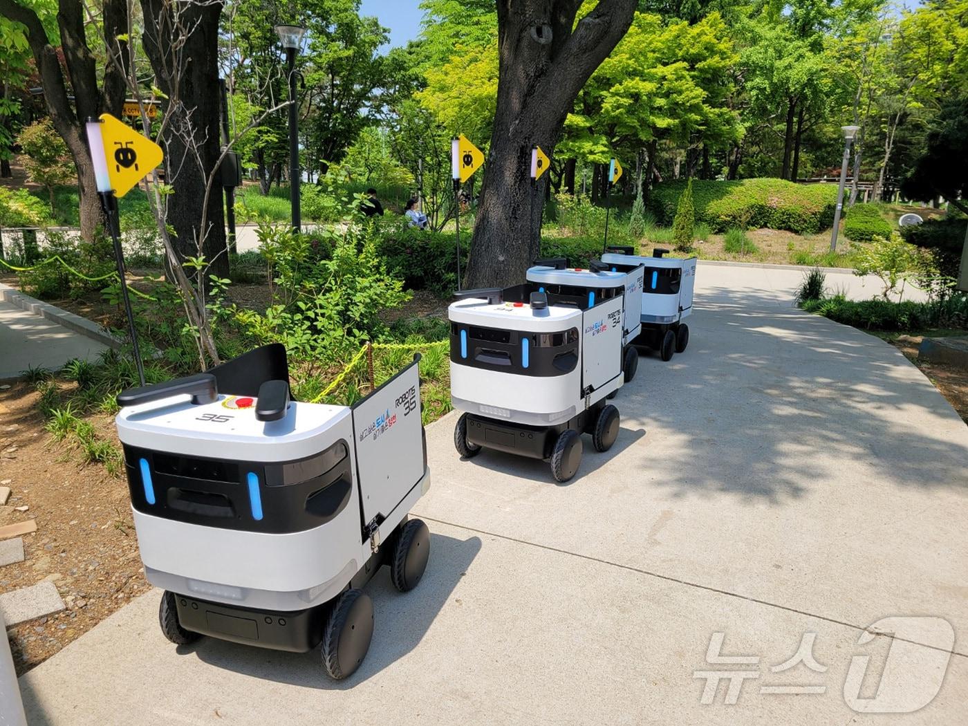 본문 이미지 - 양천공원에서 재활용품 수거를 하고 있는 자율주행로봇 '개미'.(양천구 제공)