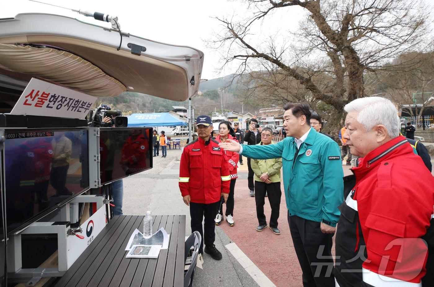 본문 이미지 - 27일 김관영 전북자치도지사가 무주군 부남면에 설치된 산불현장지휘본부를 찾아 진화 상황을 점검하고 있다.(전북자치도 제공. 재판매 및 DB 금지)/뉴스1