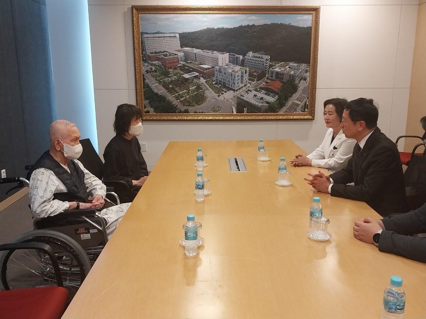 본문 이미지 - 전종호 서울지방보훈청장이 27일 서울중앙보훈병원에서 서해수호 전사자 유족을 위문하고 있다.(서울지방보훈청 제공)