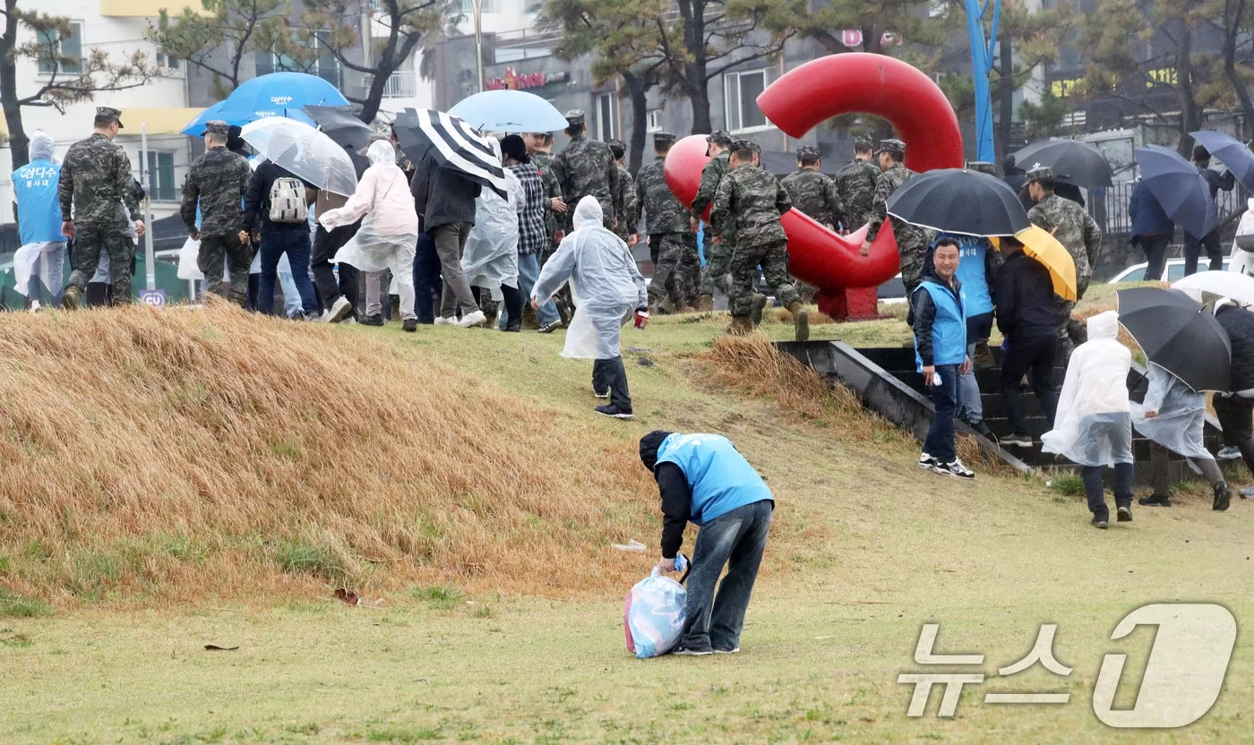 제주에서 열린 플로깅 행사(자료사진)/뉴스1