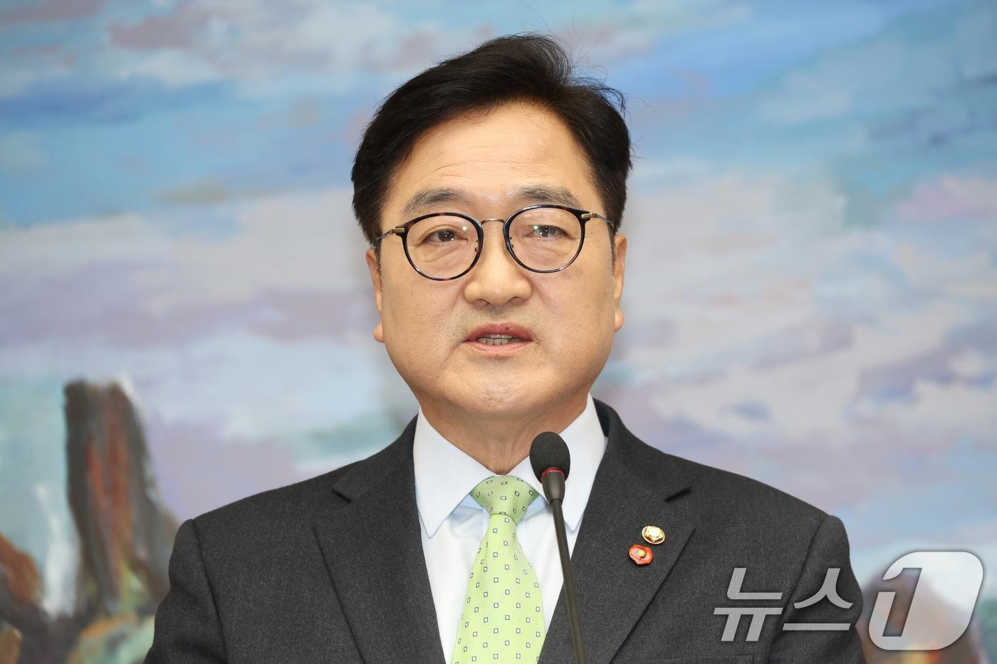 우원식 국회의장이 27일 오후 서울 여의도 국회에서 헌법재판소의 대통령 탄핵심판 선고 지체상황 등과 관련해 담화문을 발표하고 있다. 2025.3.27/뉴스1 ⓒ News1 이광호 기자