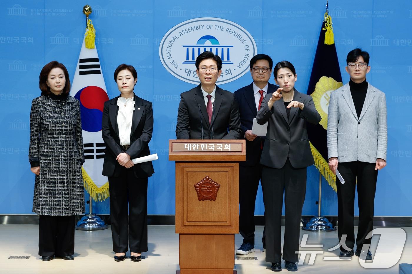 국회 교육위원회 소속 국민의힘 김민전(왼쪽부터), 서지영 의원, 조정훈 간사와 과학기술정보방송통신위원회 소속 김장겸, 박충권 의원이 27일 서울 여의도 국회 소통관에서 신동호 신임 교육방송(EBS) 사장 임명 관련 민주당을 향해 정치 공세를 멈추라며 기자회견을 하고 있다. 2025.3.27/뉴스1 ⓒ News1 안은나 기자