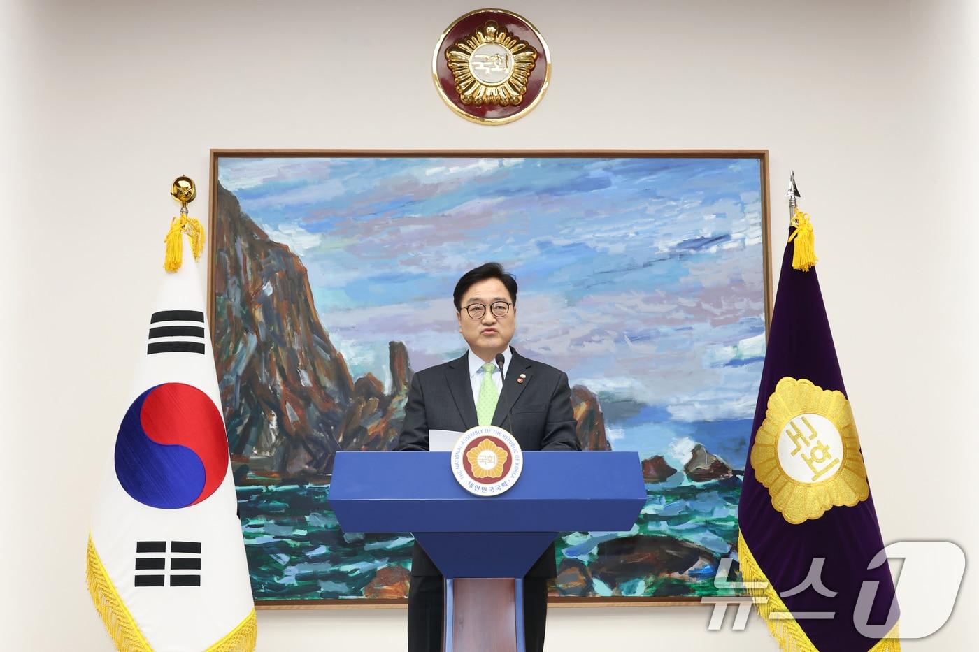 우원식 국회의장이 27일 오후 서울 여의도 국회에서 헌법재판소의 대통령 탄핵심판 선고 지체상황 등과 관련해 담화문을 발표하고 있다. 2025.3.27/뉴스1 ⓒ News1 이광호 기자