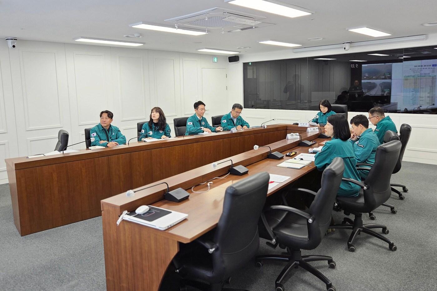 이진숙 방송통신위원장이 27일 정부과천청사에서 경북 산불 관련 위기대응 상황판단회의를 진행하고 있다.&#40;방송통신위원회 제공&#41;