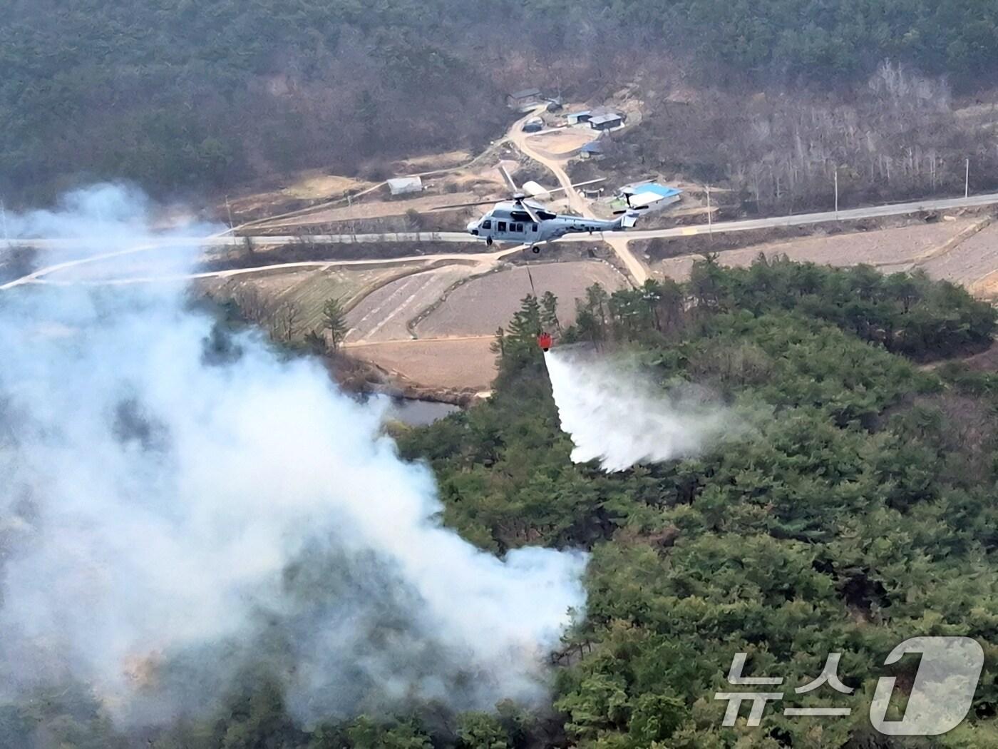 본문 이미지 - 27일 해병대 상륙기동헬기인 &#39;마린온&#39;이 경북 의성지역 산불현장에 투입돼 진화 작업을 벌이고 있다. &#40;해병대 제공. 재판매 및 DB 금지&#41; 2025.3.27/뉴스1