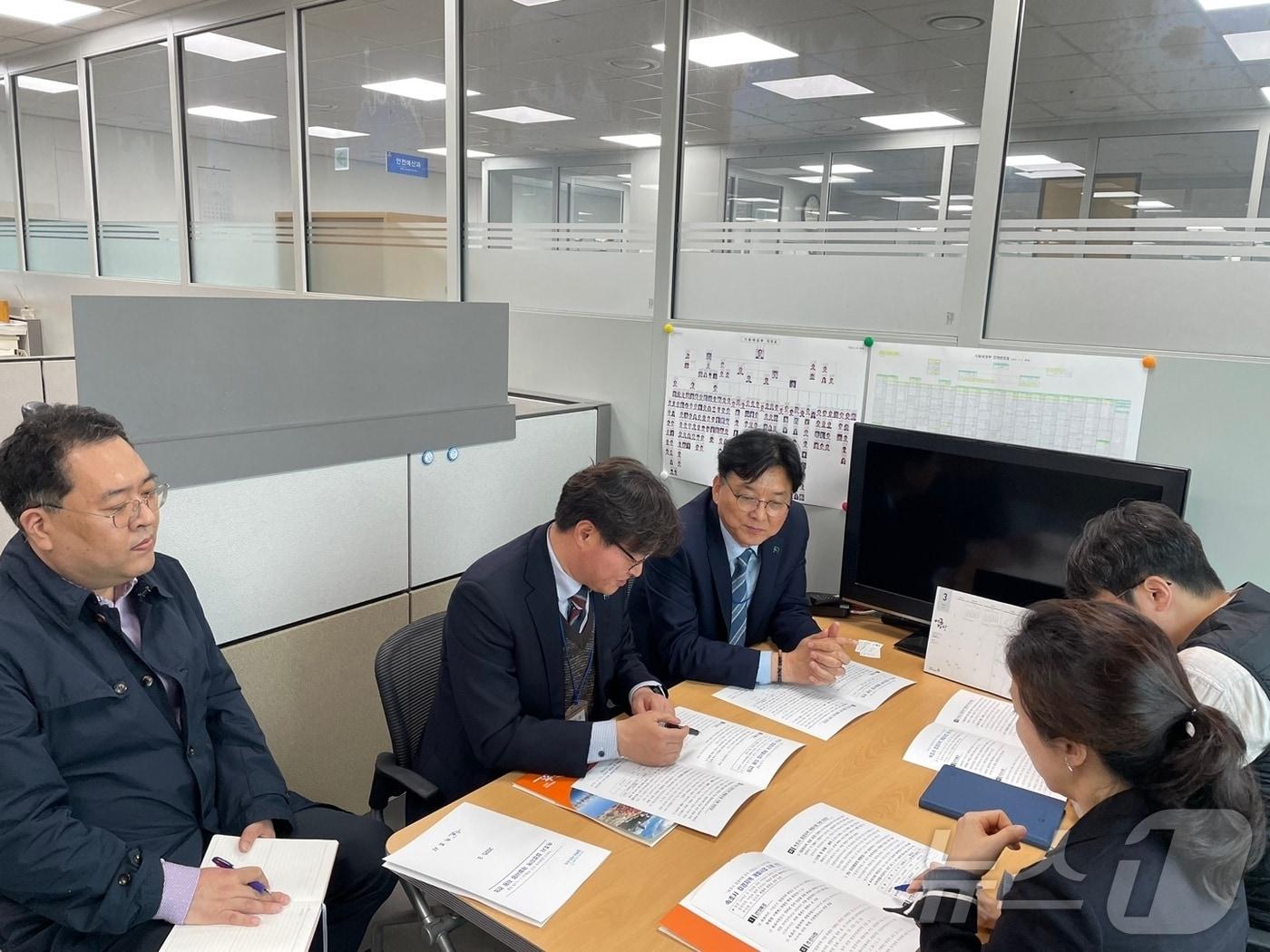 본문 이미지 - 배상요 강원 속초부시장 등 방문단이 27일 중앙부처를 방문해 국비 확보 논의를 하고 있다.&#40;속초시 제공, 재판매 및 DB 금지&#41; 2025.3.27/뉴스1