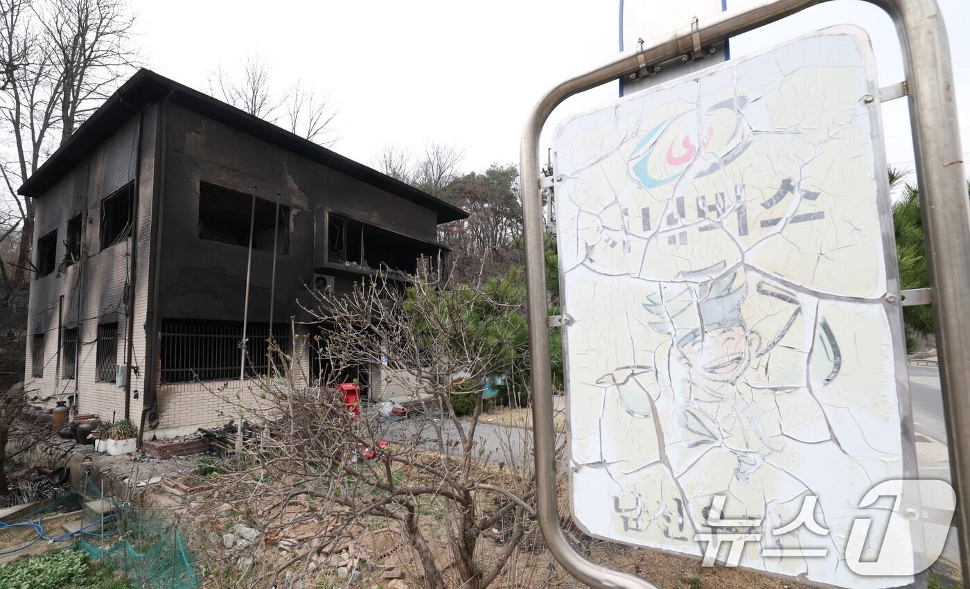 경북 의성 산불 엿새째인 지난 3월27일 안동시 남선면 구미리에 있는 남선우체국이 새까맣게 탔다. 2025.3.27/뉴스1 ⓒ News1 김영운 기자