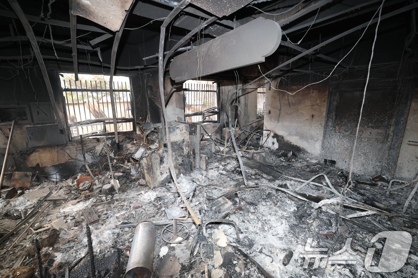 경북 의성 산불이 엿새째 이어지고 있는 27일 오후 경북 안동시 남선면 구미리 남선우체국이 산불에 전소돼 있다. 2025.3.27/뉴스1 ⓒ News1 김영운 기자