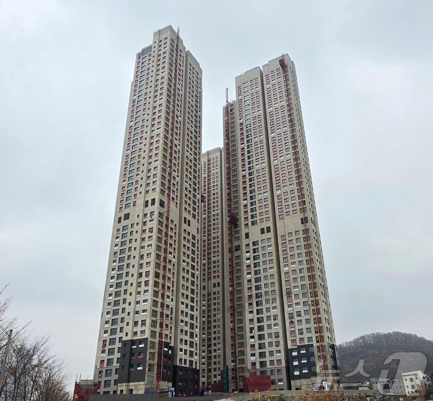 본문 이미지 - 지난 25일 외벽 작업하던 50대 근로자가 추락해 숨진 아산 오피스텔 건설 현장. /뉴스1