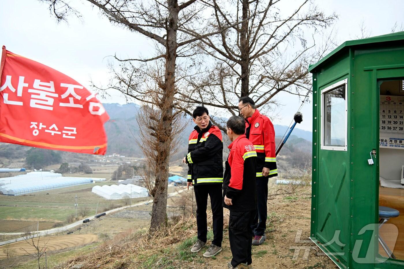 본문 이미지 - 27일 최훈식 군수와 직원들은 계북면 원촌리와 장계면 명덕리 등 7개 읍·면 산불 감시초소를 방문해 감시초소 운영 인력과 장비 상태를 점검했다.(장수군 제공. 재판매 및 DB금지)2025.3.27/뉴스1