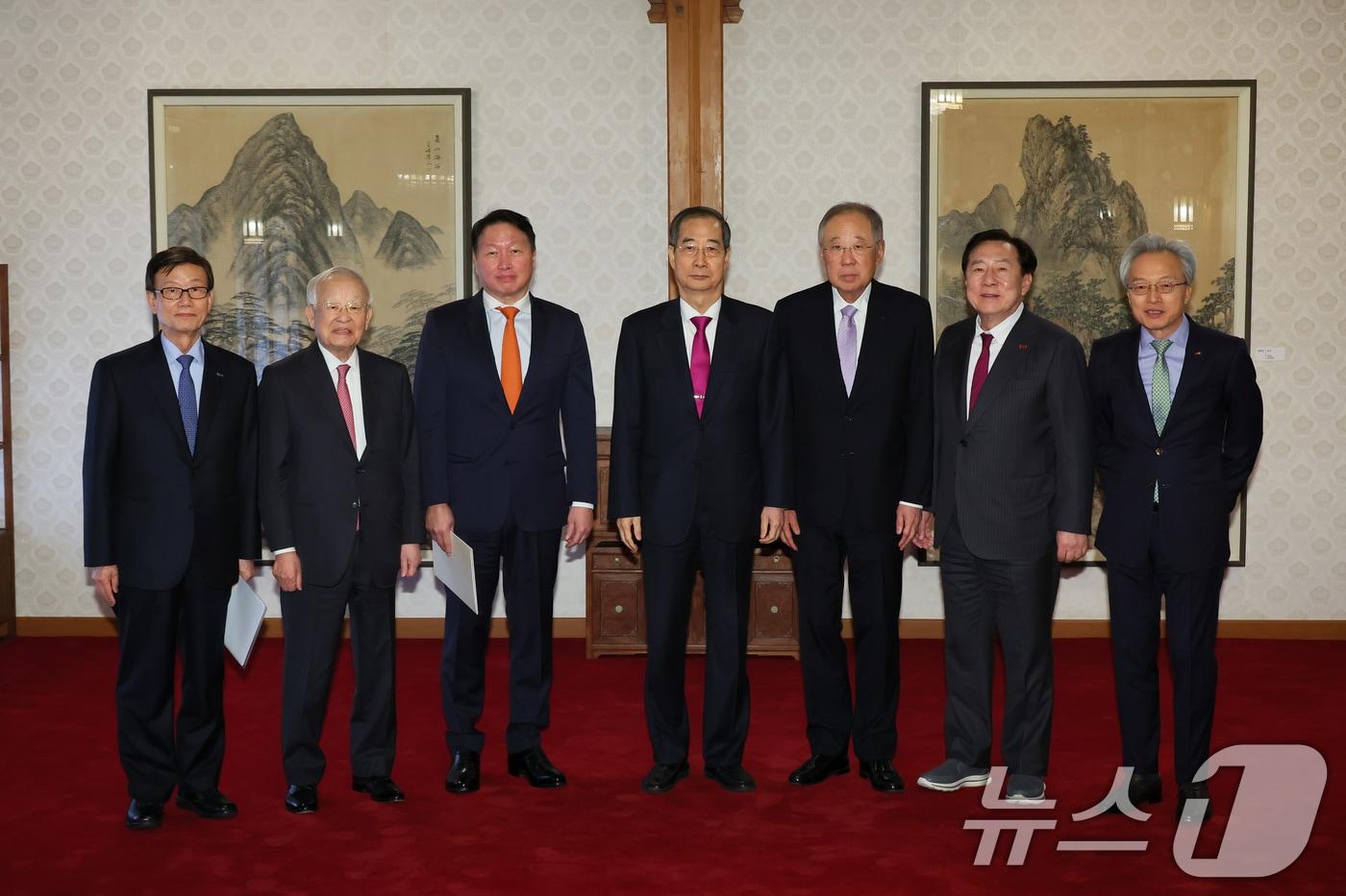 한덕수 대통령 권한대행 국무총리가 27일 서울 종로구 총리공관에서 경제6단체장과 간담회에 앞서 기념촬영을 하고 있다. 왼쪽부터 윤진식 한국무역협회장, 손경식 한국경영자총협회 회장, 최태원 대한상공회의소 회장, 한 권한대행, 류진 한국경제인협회 회장, 김기문 중소기업중앙회 회장, 최진식 한국중견기업연합회 회장. &#40;총리실 제공, 재판매 및 DB 금지&#41; 2025.3.27/뉴스1 ⓒ News1 임세영 기자