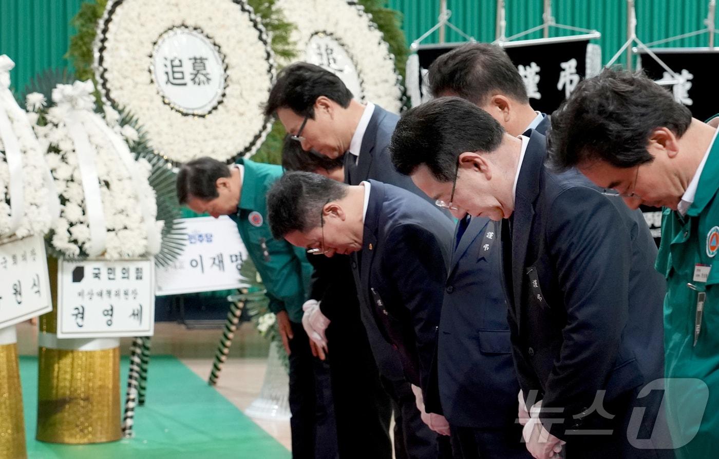 김영록 전라남도지사가 27일 경남 창녕군 창녕군민체육관에 마련된 ‘산청군 산불진화대 사고 희생자 합동분향소’를 찾아 희생자들의 넋을 기리고 있다.(전남도 제공. 재판매 및 DB금지) 2025.3.27/뉴스1