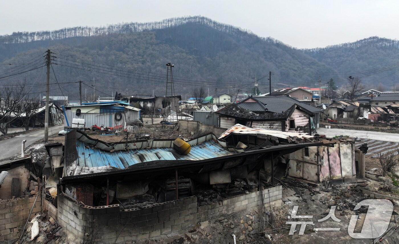 산불이 이어지고 있는 27일 경북 영양군의 한 마을에 화마의 흔적이 보이고 있다. 2025.3.27/뉴스1 ⓒ News1 이승배 기자
