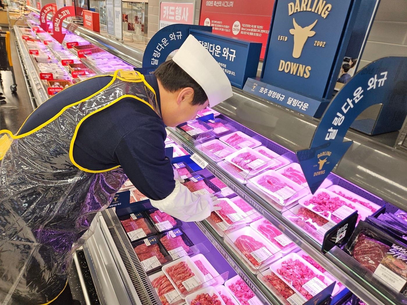 본문 이미지 - 이마트 문현점 축산 매장. (이마트 제공)