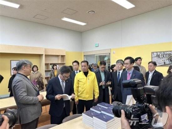 본문 이미지 - 보건복지부는 지난 26일 오후 3시 경기 안산시 단원구 안산마음건강센터에서 세월호 사고 유가족과 부상자의 의료·심리지원을 위해 건립된 안산마음건강센터 개소식을 진행했다고 27일 밝혔다(보건복지부 제공)