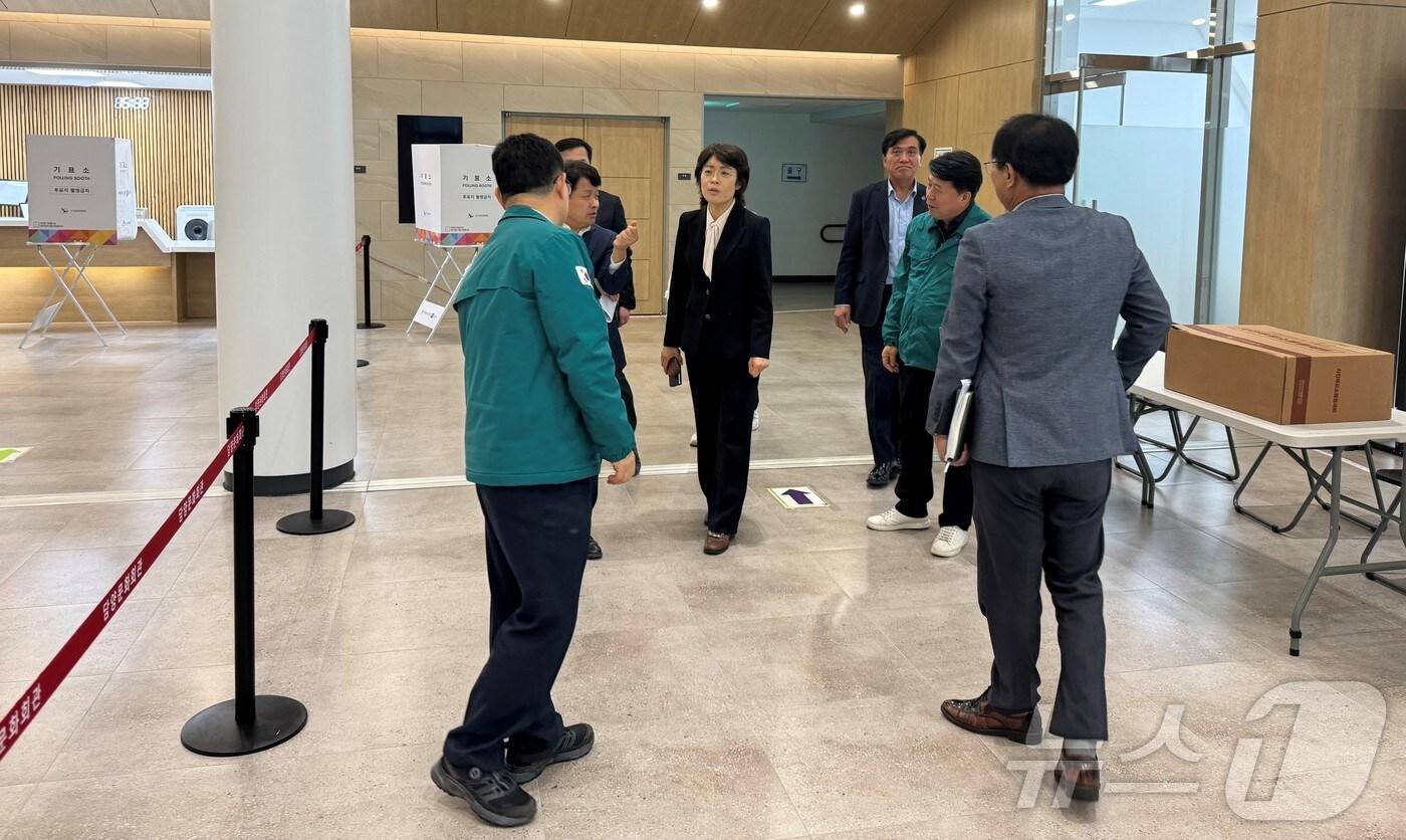 재보궐선거 사전투표장 준비상황 점검.(전남도 제공. 재판매 및 DB금지) 2025.3.27/뉴스1