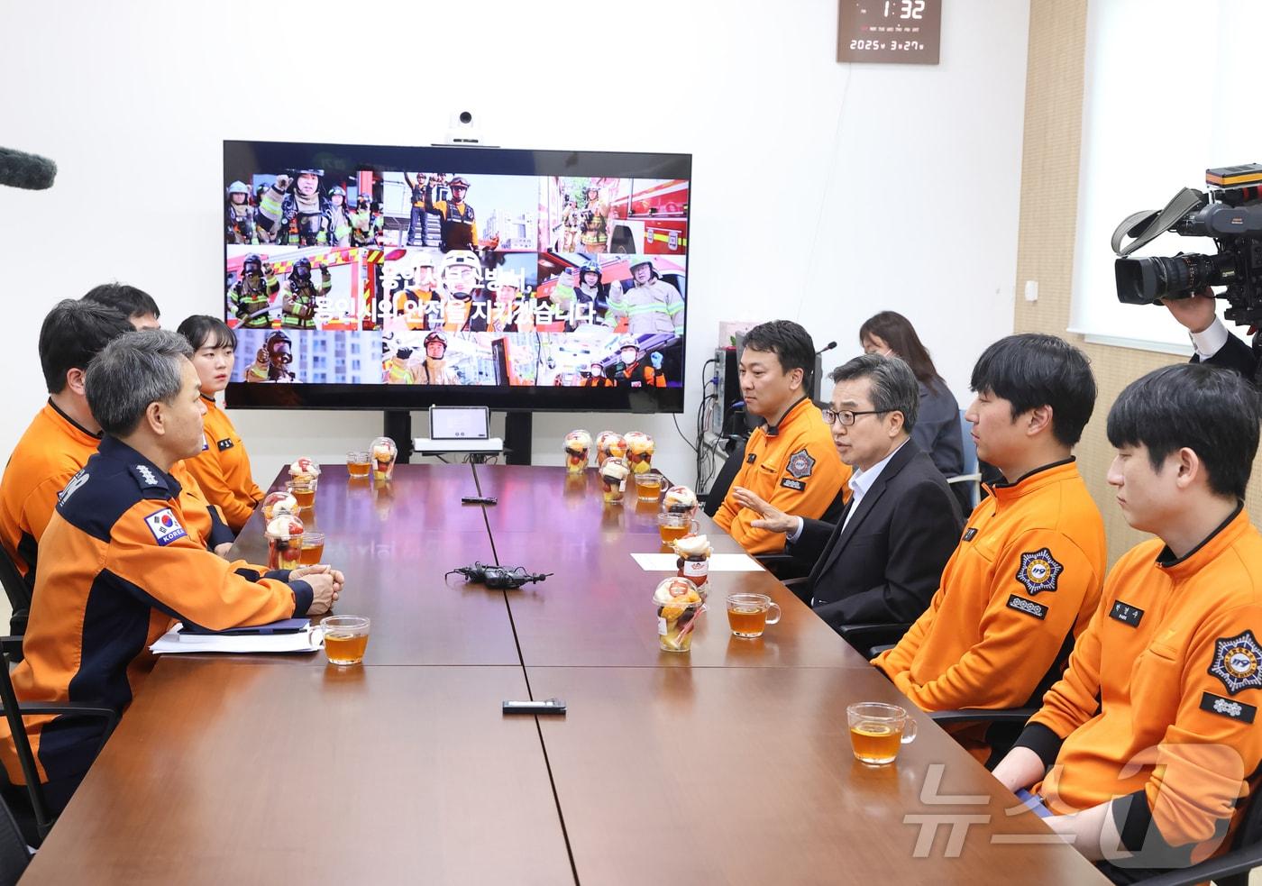 용인소방서를 방문한 김동연 경기도지사가 소방대원들로부터 의성 산불 현장 상황을 전해듣고 있다.&#40;경기도 제공, 재판매 및 DB 금지&#41;