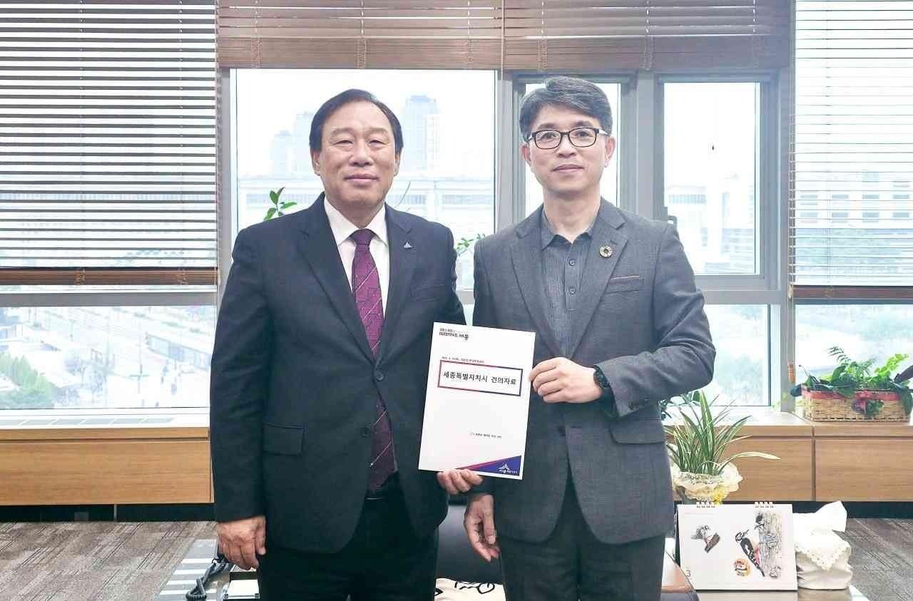본문 이미지 - 최민호 시장(왼쪽)이 27일 오후 김완섭 환경부 장관을 만나 세종보의 조속한 재가동을 촉구하는 건의서를 전달한 뒤 기념사진을 찍고 있다. (세종시 제공. 재판매 및 DB금지)