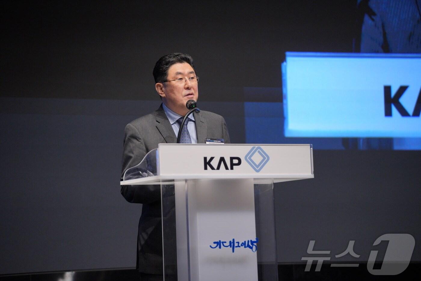  안정구 자동차부품산업진흥재단 이사장이 27일 서울 엘타워에서 열린 2025년 춘계 자동차부품산업 발전전략 세미나에서 인사말을 하고 있다.(자동차부품산업진흥재단 제공)