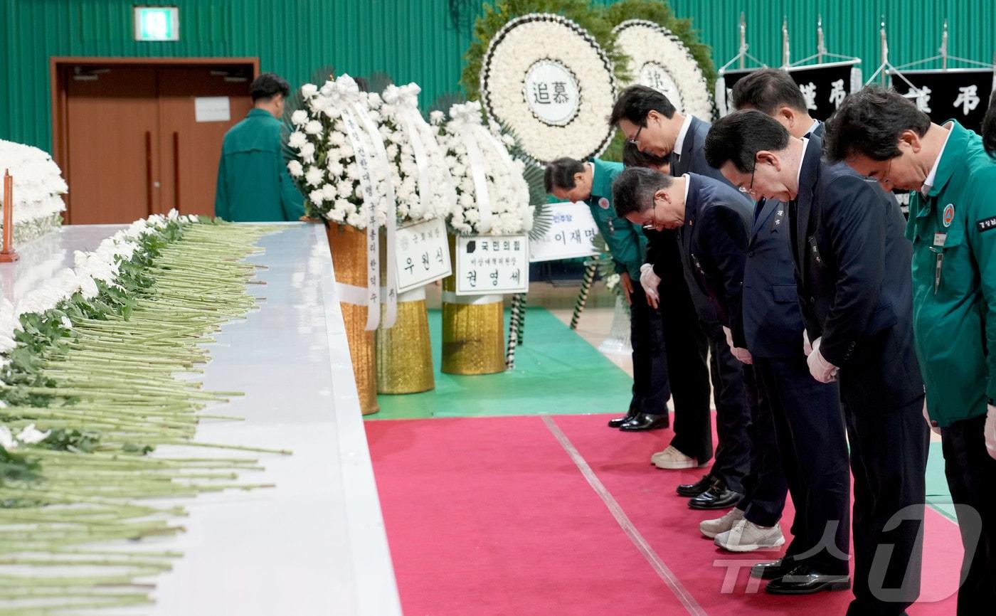 본문 이미지 - 김영록 전남지사를 비롯한 전남도 대표단이 27일 창녕군민체육관에 마련된 산청 산불 희생자 합동분향소에서 조문하고 있다.(경남도 제공. 재판매 및 DB금지)