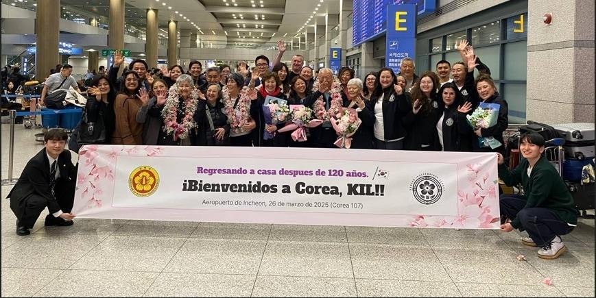본문 이미지 - 멕시코와 쿠바 등 중남미에 거주하는 독립운동가 후손들이 26일 인천국제공항을 통해 입국 후 기념촬영을 하고 있다.(광복회 제공)