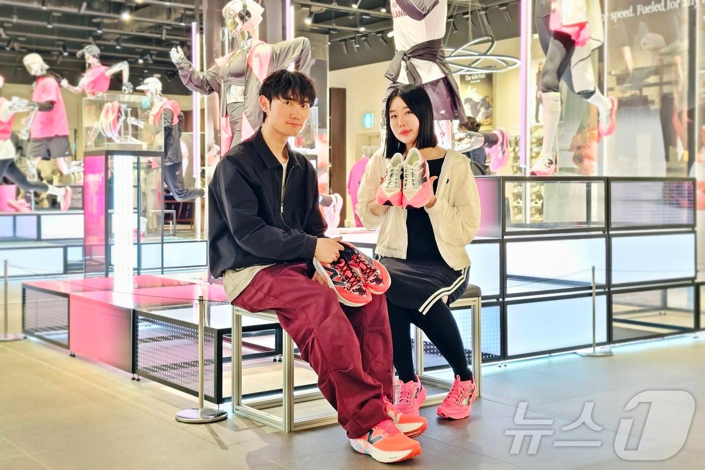 신세계 센텀시티 관계자들이 스포츠 슈 스페셜 위크를 맞아 제품을 소개하고 있다.(신세계 센텀시티 제공. 재판매 및 DB 금지)