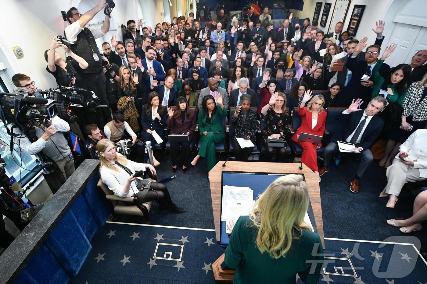 26일(현지시간) 캐롤라인 레빗 미 백악관 대변인이 백악관 브리핑룸에서 기자들의 질의를 받고 있다. 2025.03.26 ⓒ AFP=뉴스1 ⓒ News1 구경진 기자