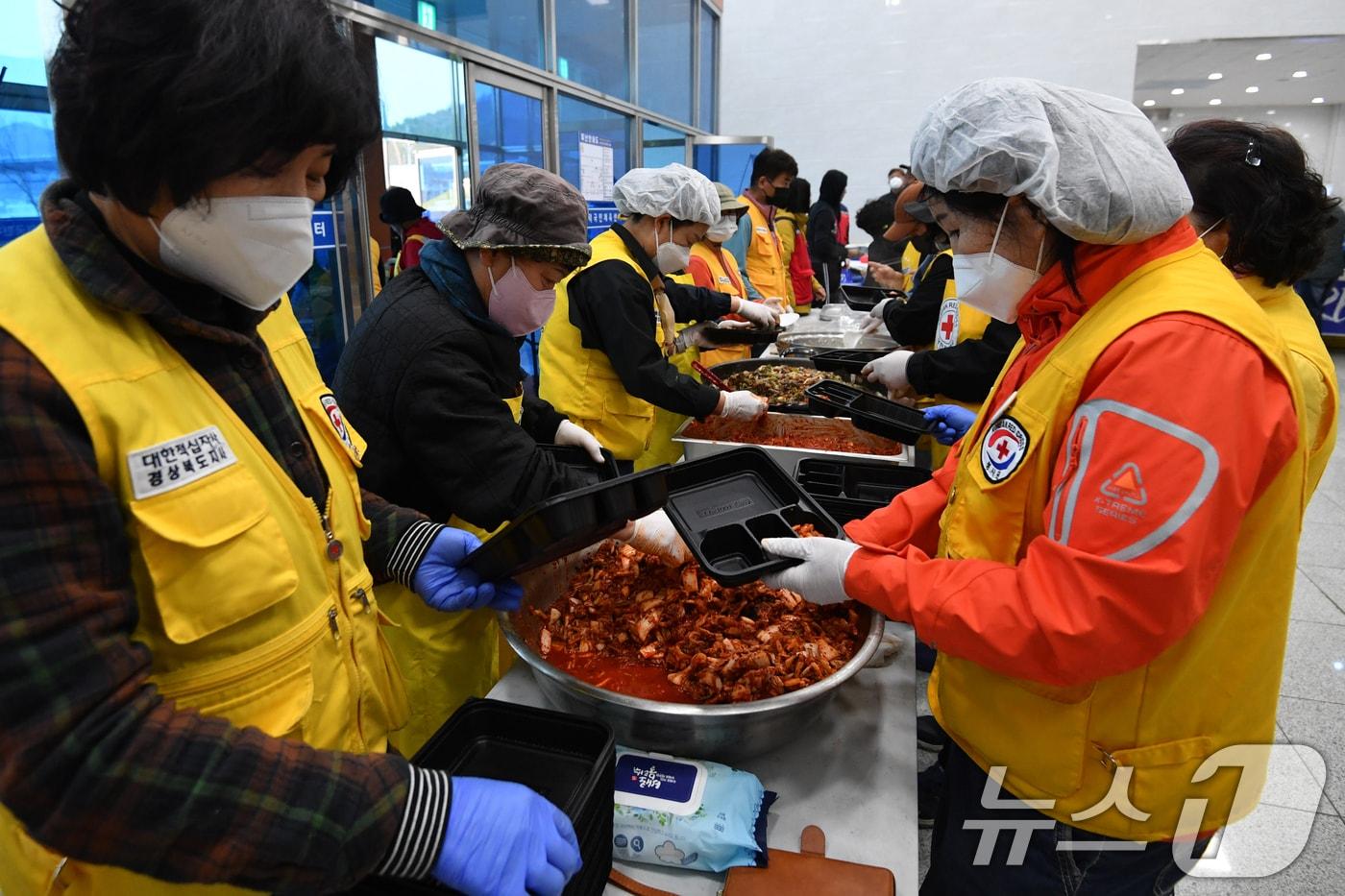 27일 오후 경북 영덕군 영덕읍 영덕국민체육센터에서 자원봉사자들이 산불 이재민들을 위한 저녁 봉사를 하고 있다. 2025.3.27/뉴스1 ⓒ News1 최창호 기자