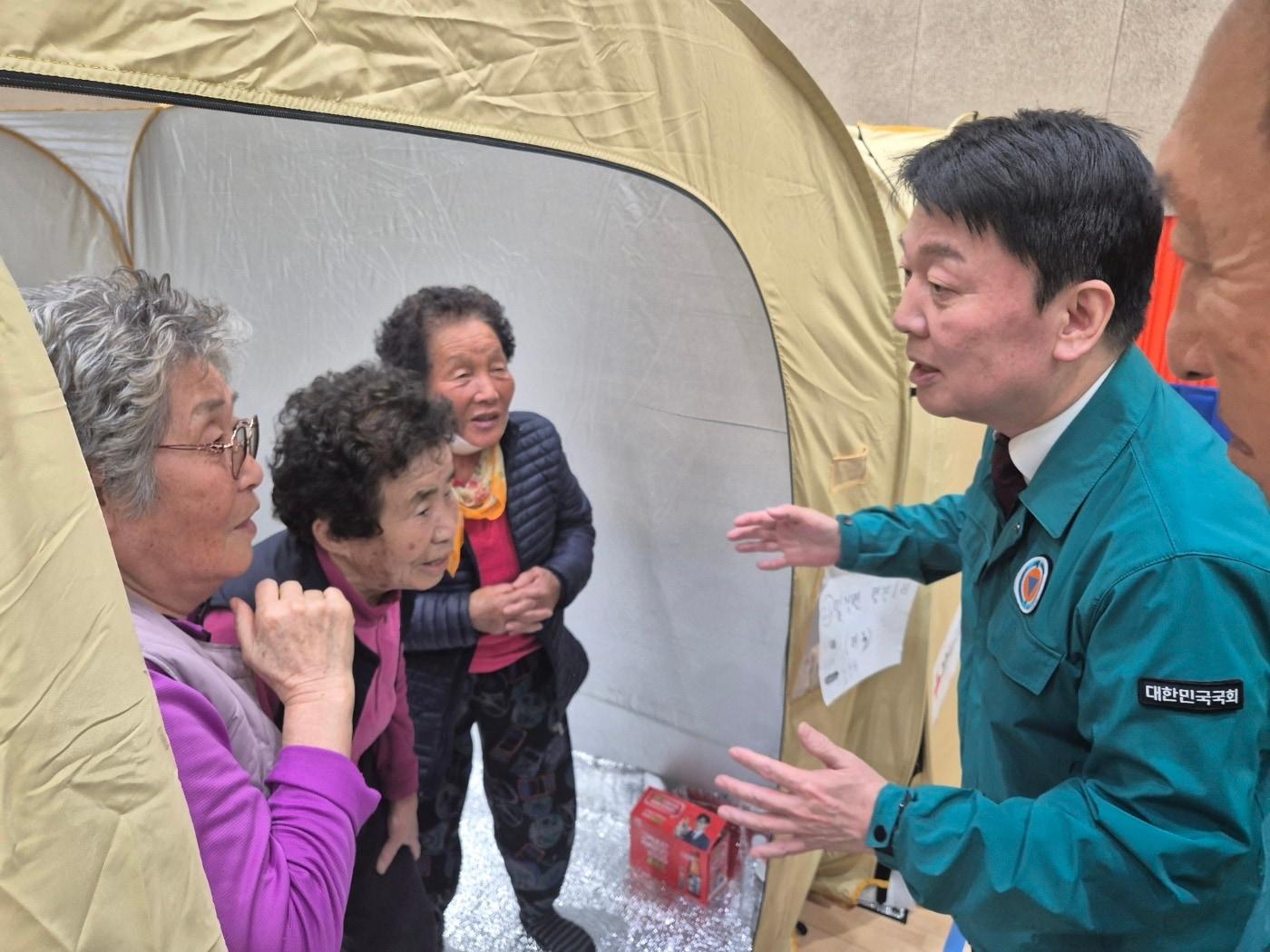 본문 이미지 - 안철수 국민의힘 의원이 27일 경북 안동체육관을 찾아 이재민을 위로하는 모습 (안철수 의원실 제공)